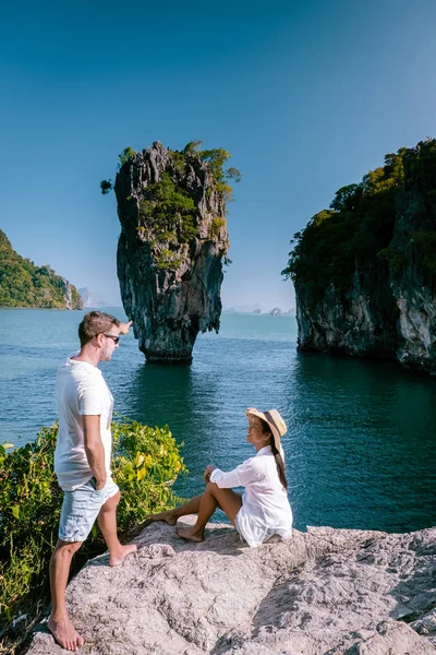 James bond Island Phangnga Bay Tailandia, pareja visita la isla, viajero en la playa de mar tropical cerca de Phuket, Viajar aventura naturaleza Tailandia — Foto de Stock