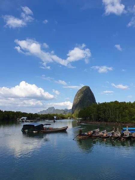 Phangnga Bay Ozean mit grüner Insel an einem schönen Tag mit blauem Himmel, Longtail-Boot segeln auf dem Meer in Thailand — Stockfoto