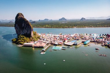 Yaz mevsiminde Punyi Adası, Ko Panyi veya Koh Panyee 'de güzel bir cami ve gökyüzü olan Müslüman balıkçı köyü, Ao Phang Nga Körfezi Ulusal Parkı, Tayland, Asya' da tekneyle gezintiye çıkıyor.