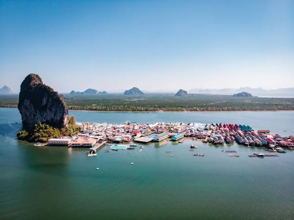 Piękny krajobraz meczet morze i niebo w lecie na wyspie Punyi, Ko Panyi lub Koh Panyee, muzułmańskich rybaków wsi zabytków podróży statkiem w Ao Phang Nga Bay National Park, Tajlandia, Azja — Zdjęcie stockowe