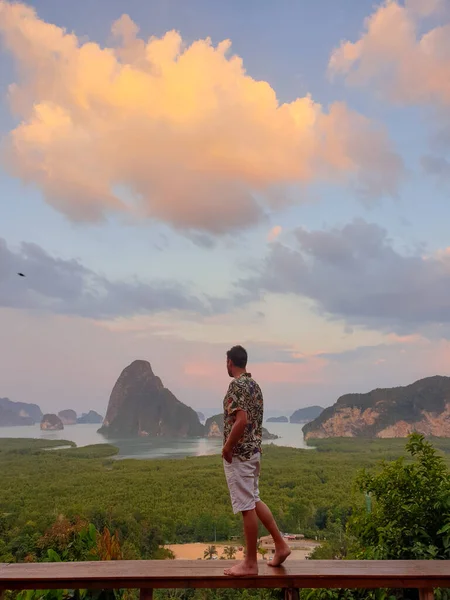 Jóvenes de vacaciones en Tailandia visitando la bahía de Phannga famosa por su isla James Bond y los miradores sobre las islas y la bahía — Foto de Stock