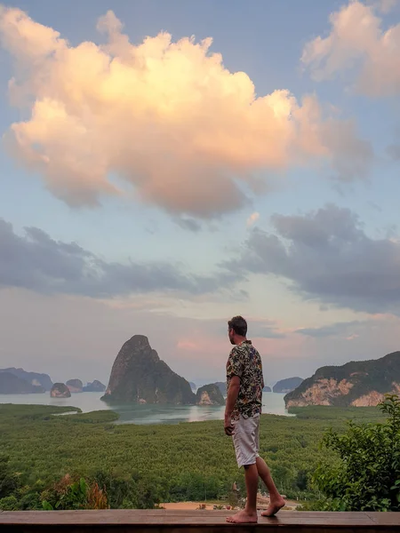 Jóvenes de vacaciones en Tailandia visitando la bahía de Phannga famosa por su isla James Bond y los miradores sobre las islas y la bahía — Foto de Stock