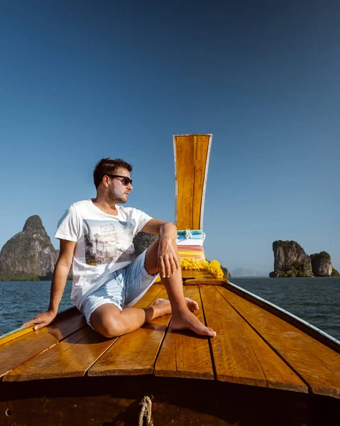 Young men on vacation in Thailand visiting the bay of Phannga famous for its James Bond Island and viewpoints over the Islands and bay — Stok fotoğraf