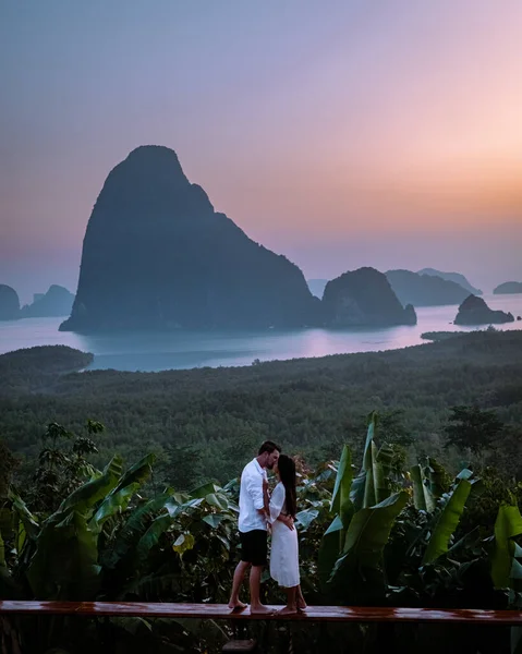 Phangnga Bay Tailândia, Samet Nang Ela miradouro sobre a baía, casal lua de mel férias Tailândia assistindo nascer do sol — Fotografia de Stock