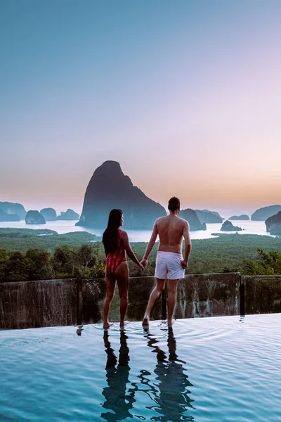 Phangnga Bay Ταϊλάνδη, ζευγάρι στην άκρη μιας πισίνας βλέποντας την ανατολή του ηλίου Ταϊλάνδη πισίνα άπειρο — Φωτογραφία Αρχείου