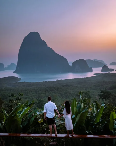 Phangnga Bay Thaiföld, Samet Nang Ő kilátás nyílik az öbölre, pár nászút nyaralás Thaiföld nézi napkelte — Stock Fotó