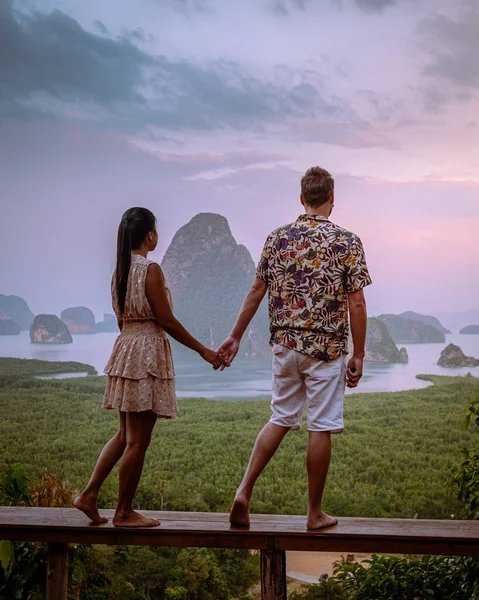 Phangnga Bay Tajlandia, Samet Nang Ona widok na zatokę, para miesiąc miodowy wakacje Tajlandia oglądanie wschód słońca — Zdjęcie stockowe