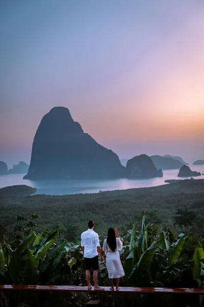 Phangnga Bay Tailandia, Samet Nang Ella mirador sobre la bahía, par de vacaciones de luna de miel Tailandia viendo amanecer — Foto de Stock