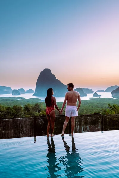 Phangnga Bay Thailand, couple on the edge of an swimming pool watching sunrise Thailand infinity pool — ストック写真