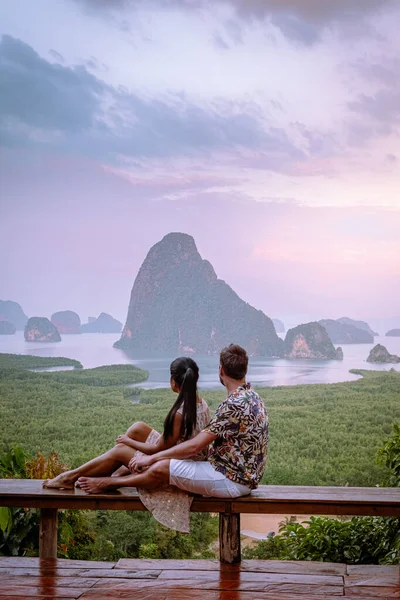 Phangnga Bay Tailândia, Samet Nang Ela miradouro sobre a baía, casal lua de mel férias Tailândia assistindo nascer do sol — Fotografia de Stock