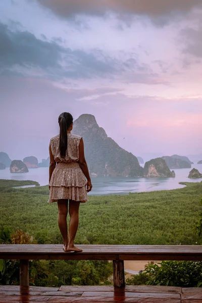 Phangnga Bay Tailândia, Samet Nang Ela miradouro sobre a baía, casal lua de mel férias Tailândia assistindo nascer do sol — Fotografia de Stock