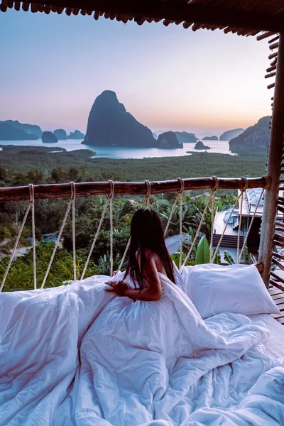 Donna in vacanza in Thailandia Phangnga Bay famosa per le sue numerose isole e bellissimo punto di vista sull'oceano di Phangnga Bay Thailandia — Foto Stock