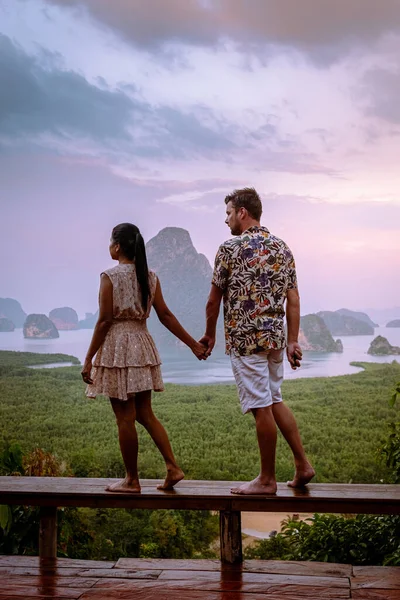 Phangnga Bay Tailandia, Samet Nang Ella mirador sobre la bahía, par de vacaciones de luna de miel Tailandia viendo amanecer — Foto de Stock