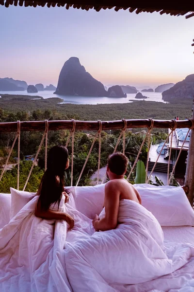 Phangnga Bay Tailândia, Samet Nang Ela miradouro sobre a baía, casal lua de mel férias Tailândia assistindo nascer do sol — Fotografia de Stock