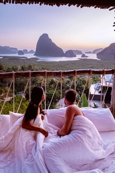 Phangnga Bay Thailand , Samet Nang She viewpoint over the bay, couple honeymoon vacation Thailand watching sunsrise — 스톡 사진