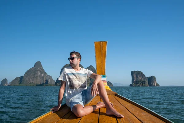 Young men on vacation in Thailand visiting the bay of Phannga famous for its James Bond Island and viewpoints over the Islands and bay — Stok fotoğraf