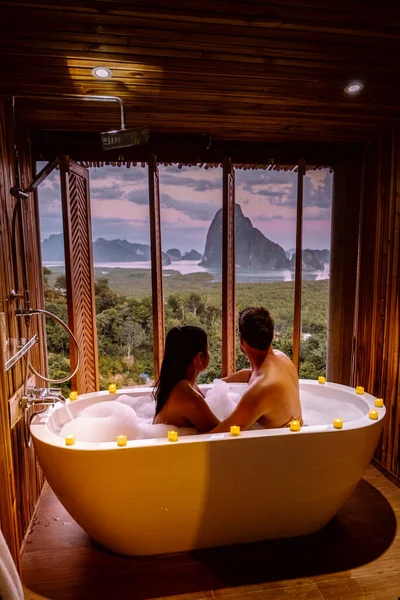Pár na líbánky dovolená, vana s výhledem na záliv Phangnga, luxusní dřevěná koupelna při západu slunce Thajsko Asie — Stock fotografie
