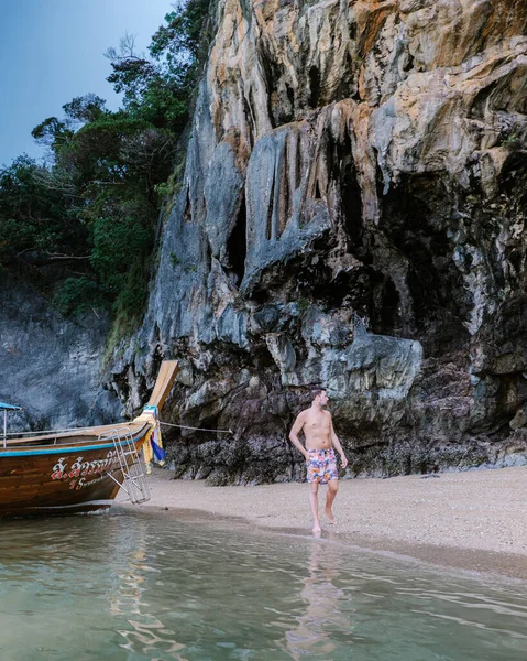 Junge Männer im Urlaub in Thailand besuchen die Bucht von Phannga, berühmt für ihre James Bond Insel und Aussichtspunkte über die Inseln und Bucht — Stockfoto