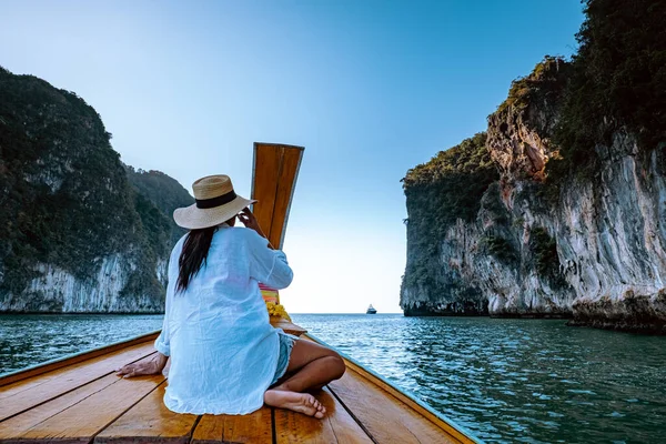 Kvinde, der rejser i longtail båd, Phangnga Bay Thailand ocean, berømt for sine mange øer og lagune i havet - Stock-foto