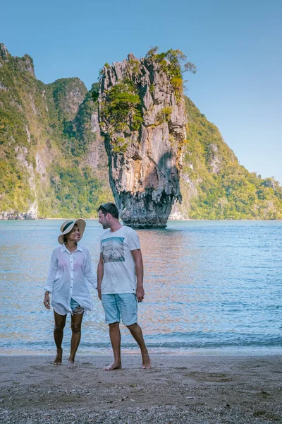 James obligacji Wyspa Phangnga Bay Tajlandia, para odwiedzić wyspę, podróżnik na tropikalnej plaży morskiej w pobliżu Phuket, Podróże przygoda przyrody Tajlandia — Zdjęcie stockowe