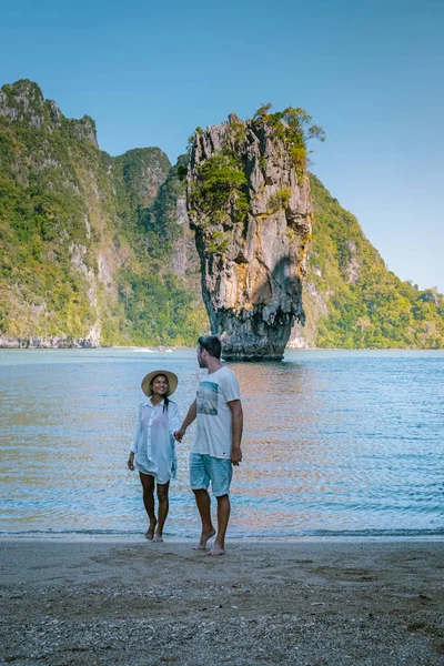 James bond Island Phangnga Bay Thailand, couple visit the Island, traveler on tropical sea beach near Phuket, Travel nature adventure Thailand — ストック写真