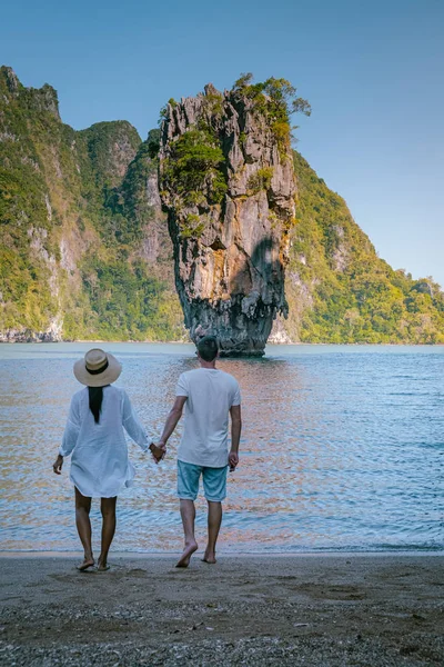 James bond island phangnga bay thailand, paar besuchen die insel, reisender am tropischen meerstrand in der nähe von phuket, reise natur-abenteuer thailand — Stockfoto