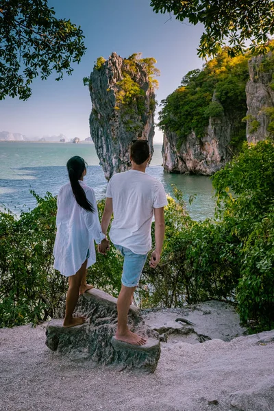James Bond Island Phangnga Bay Ταϊλάνδη, ζευγάρι επισκέπτονται το νησί, ταξιδιώτης σε τροπική παραλία κοντά στο Πουκέτ, Ταξίδια φύση περιπέτεια Ταϊλάνδη — Φωτογραφία Αρχείου