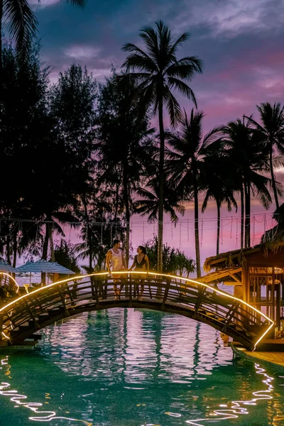 Pareja viendo atardecer junto a la playa y la piscina de un complejo de lujo en Tailandia Khao Lak —  Fotos de Stock