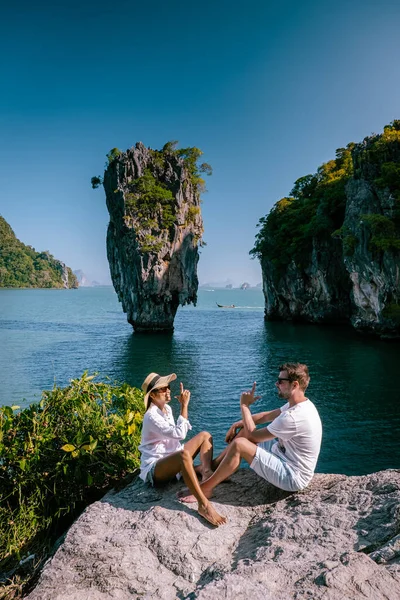James bond Island Phangnga Bay Thailand, couple visit the Island, traveler on tropical sea beach near Phuket, Travel nature adventure Thailand — 图库照片