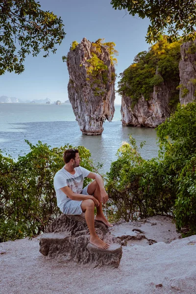 Young men on vacation in Thailand visiting the bay of Phannga famous for its James Bond Island and viewpoints over the Islands and bay — Stock Photo, Image