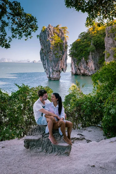 James bond Island Phangnga Bay Thailand, couple visit the Island, traveler on tropical sea beach near Phuket, Travel nature adventure Thailand — 图库照片