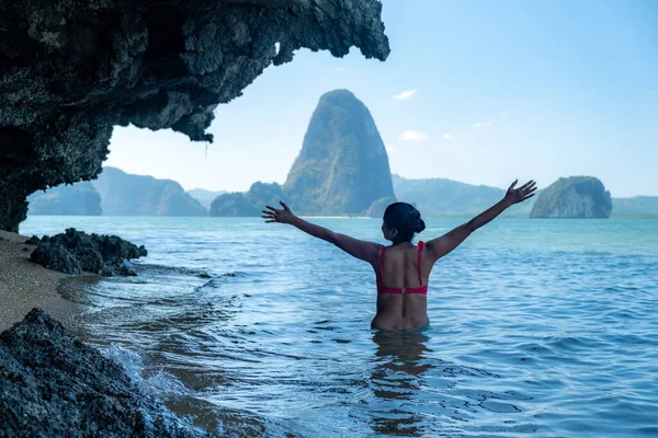 Woman on vacation in Thailand, girl visit Phangnga Bay Thailand, woman ocean looking out over the beach — Stock Photo, Image