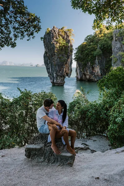 James bond Island Phangnga Bay Thailand, couple visit the Island, traveler on tropical sea beach near Phuket, Travel nature adventure Thailand — Stockfoto