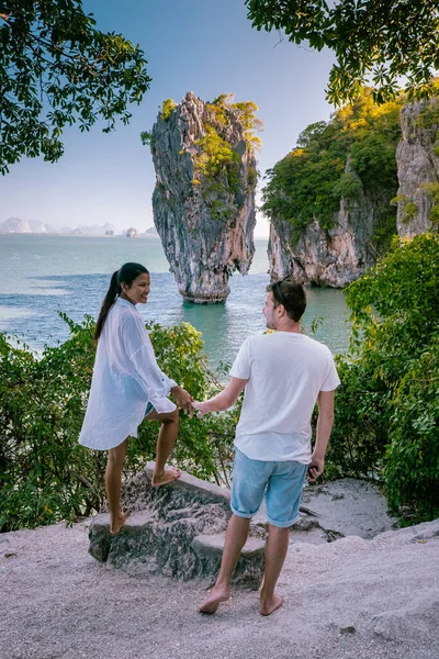 James bond Island Phangnga Bay Thailand, couple visit the Island, traveler on tropical sea beach near Phuket, Travel nature adventure Thailand — ストック写真