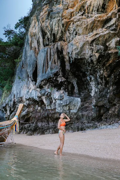 Woman on vacation in Thailand, girl visit Phangnga Bay Thailand, woman ocean looking out over the beach — ストック写真