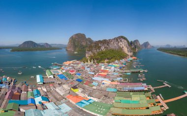 Yaz mevsiminde Punyi Adası, Ko Panyi veya Koh Panyee 'de güzel bir cami ve gökyüzü olan Müslüman balıkçı köyü, Ao Phang Nga Körfezi Ulusal Parkı, Tayland, Asya' da tekneyle gezintiye çıkıyor.
