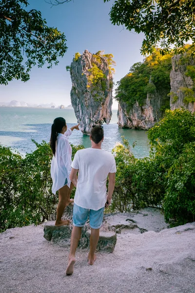 James bond Island Phangnga Bay Thailand, couple visit the Island, traveler on tropical sea beach near Phuket, Travel nature adventure Thailand — 스톡 사진