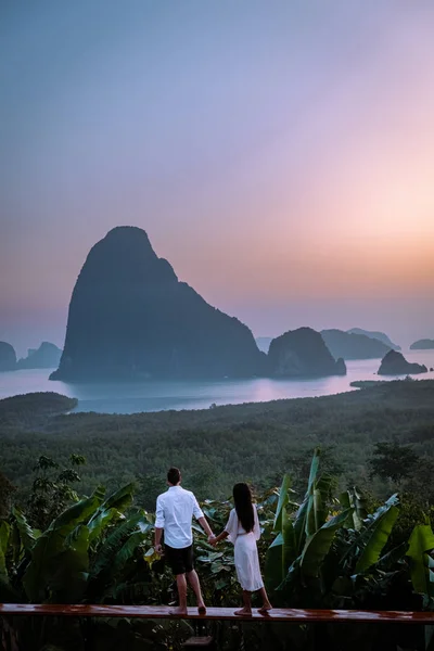 Phangnga Bay Tailandia, Samet Nang Ella mirador sobre la bahía, par de vacaciones de luna de miel Tailandia viendo amanecer — Foto de Stock