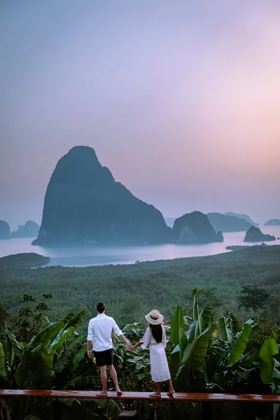 Phangnga Bay Tailandia, Samet Nang Ella mirador sobre la bahía, par de vacaciones de luna de miel Tailandia viendo amanecer — Foto de Stock