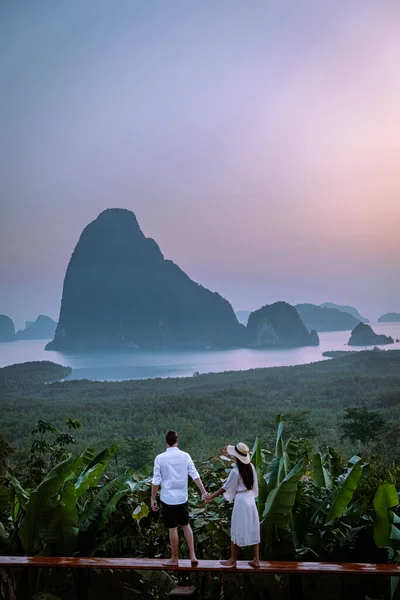 Phangnga Bay Thaiföld, Samet Nang Ő kilátás nyílik az öbölre, pár nászút nyaralás Thaiföld nézi napkelte — Stock Fotó