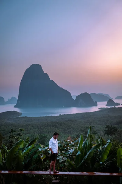 Phangnga Bay Tailandia, Samet Nang Ella mirador sobre la bahía, par de vacaciones de luna de miel Tailandia viendo amanecer — Foto de Stock