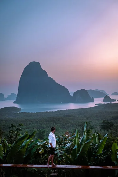 Phangnga Bay Thailand, Samet Nang She viewpoint over the bay, couple honeymoon vacation Thailand watching sunsrise — стоковое фото