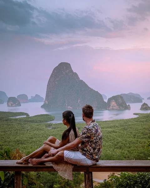Phangnga Bay Thailand , Samet Nang She viewpoint over the bay, couple honeymoon vacation Thailand watching sunsrise — Stock Photo, Image