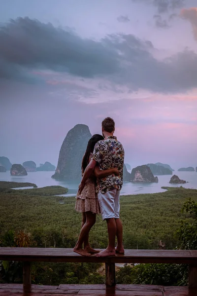 Phangnga Bay Tailândia, Samet Nang Ela miradouro sobre a baía, casal lua de mel férias Tailândia assistindo nascer do sol — Fotografia de Stock