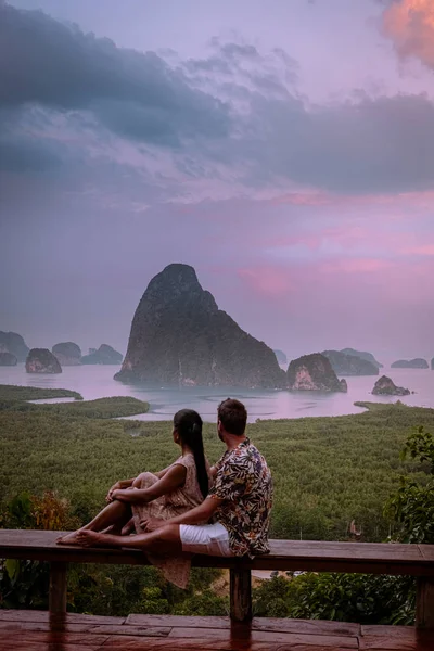 Phangnga Bay Tailandia, Samet Nang She punto di vista sulla baia, coppia luna di miele vacanza Thailandia guardando l'alba — Foto Stock