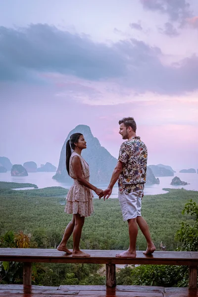 Phangnga Bay Thailand , Samet Nang She viewpoint over the bay, couple honeymoon vacation Thailand watching sunsrise — ストック写真