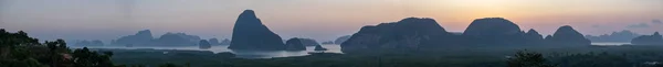 Mooie eilanden in de baai van Samet Nang Ze uitkijkpunt Phangnga Bay Thailand Azië — Stockfoto