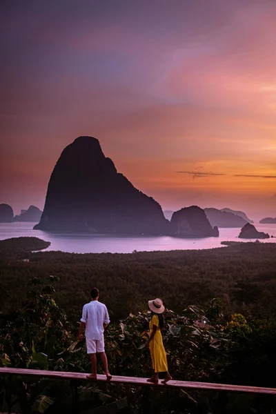 Pareja viendo amanecer sobre la bahía de Phangnga Tailandia, hombres y mujeres en Samet Nang Ella mirador durante el amanecer Tailandia — Foto de Stock