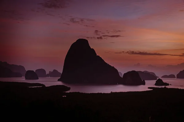 Sunrise Samet Nang She viewpoint Phangnga Bay Таиланд — стоковое фото