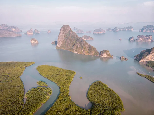 Sunrise Samet Nang Ella mirador Phangnga Bay Tailandia, Drone vista sobre la bahía —  Fotos de Stock